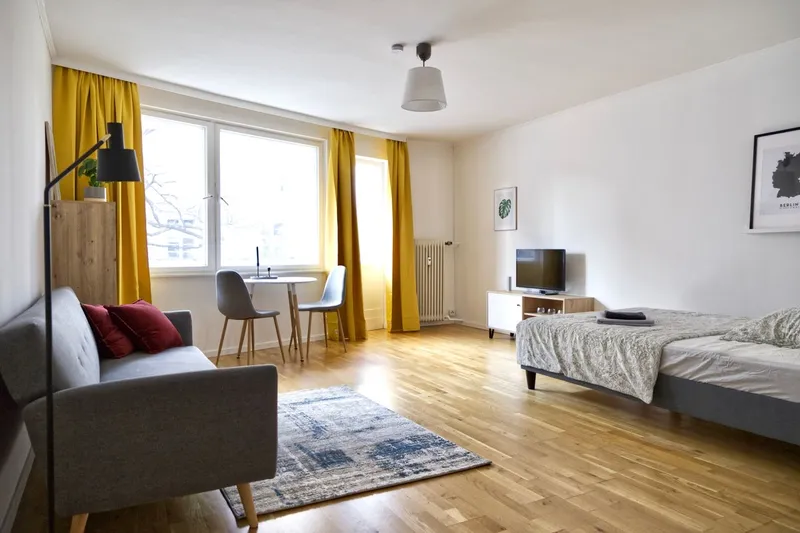 Möbliertes Wohnen in Charlottenburg: 1-Zimmer-Apartment mit Sonnenbalkon — photo 1